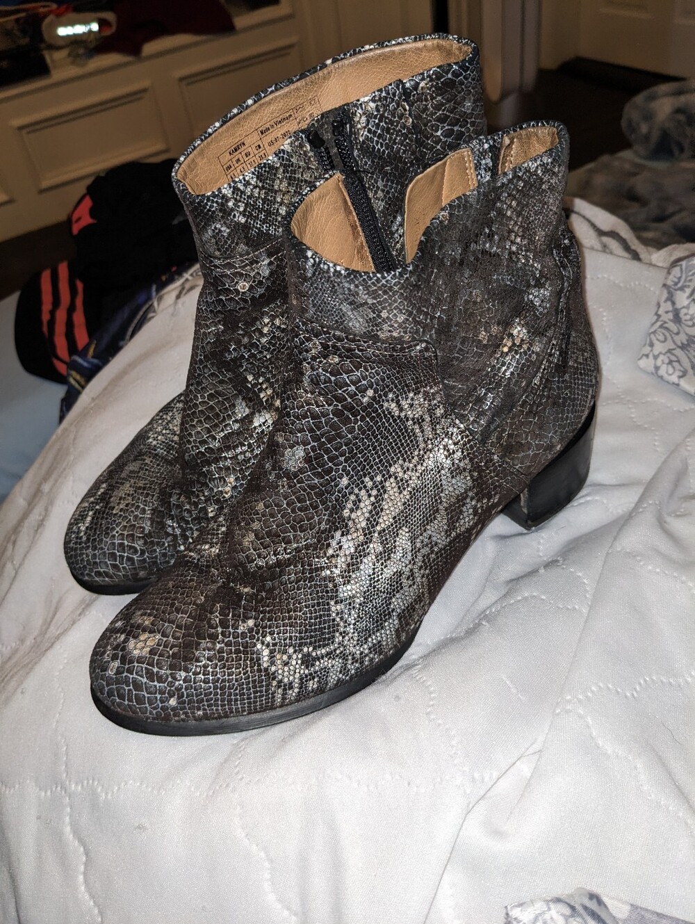 Vionic Snake Print Western Ankle Boots Women’s Size 6.5 Gray Black Booties